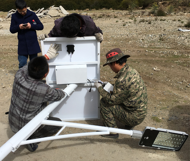 西藏5米30W锂电池太阳能路灯